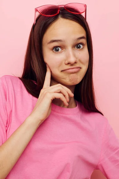 Mulher positiva em óculos elegantes posando emoções corte vista — Fotografia de Stock