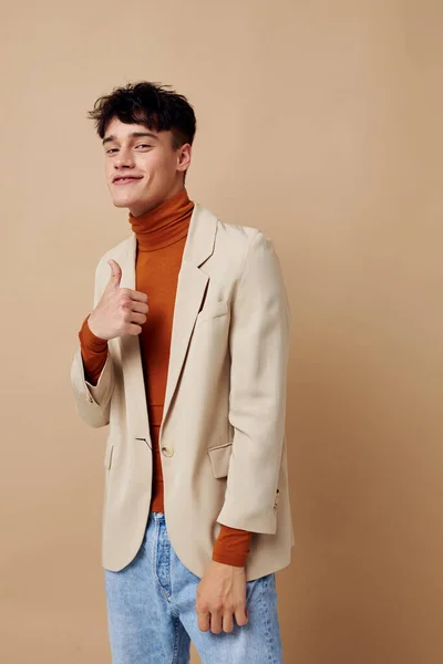 En ung man poserar med en telefon i händerna i en jacka elegant stil Livsstil oförändrad — Stockfoto