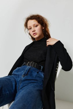 Güzel kadın siyah ceket pantolonu. Yaşam tarzını değiştirmemiş.