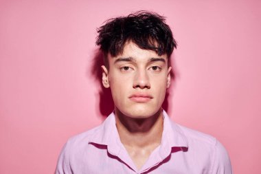 Güzel erkek jestleri, elleri, duyguları, saç stili, izole edilmiş bir arka plan.