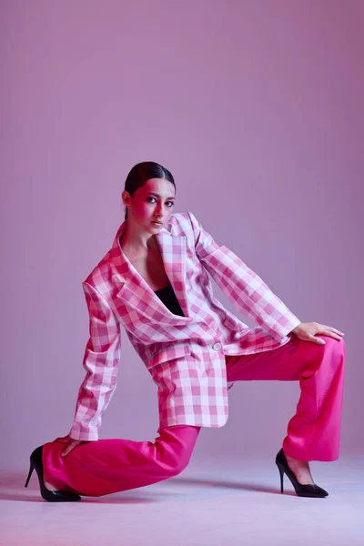Sexy morena mujer a cuadros chaqueta de moda posando lujo aislado fondo inalterado — Foto de Stock