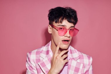 Genç bir adam pembe gömlek ve gözlüklü ceket şık moda yaşam tarzı değiştirilmemiş