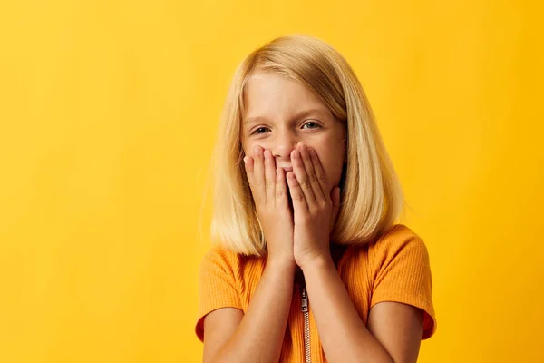 Klein blond meisje houden haar hoofd emoties verrassing — Stockfoto