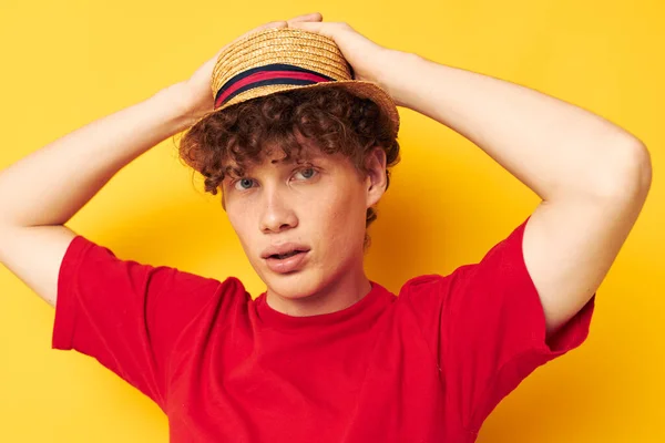 Tipo con pelo rizado rojo casual desgaste sombrero posando fondo amarillo inalterado — Foto de Stock