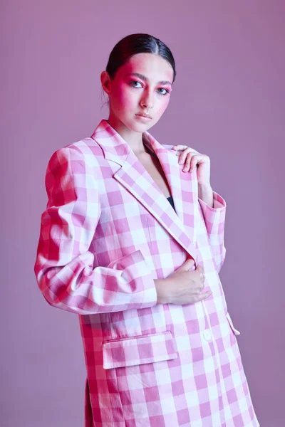 Pretty woman plaid blazer fashion posing luxury isolated background unaltered — Stockfoto