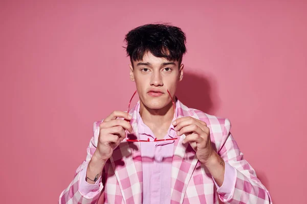 Молодий чоловік позує модну рожеву сорочку сучасного стилю рожевий фон незмінний — стокове фото