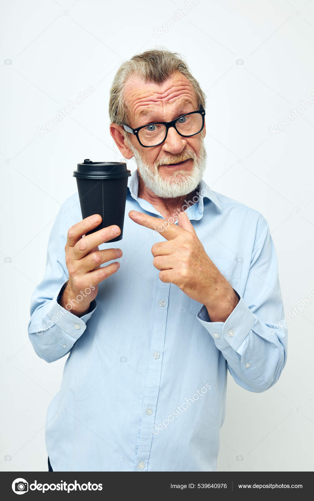 Senior hombre pelo gris con gafas y camisas de vidrio desechable fondo aislado: fotografía de stock #539640976 | Depositphotos
