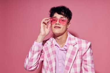 Yakışıklı, kendine güvenen, pembe ekose ceket giyen, hayat tarzını değiştirmemiş.