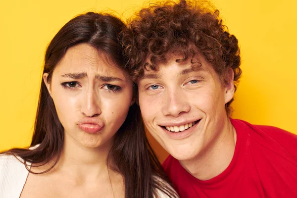 Mignon jeune couple amitié posant câlins ensemble isolé fond inaltéré — Photo