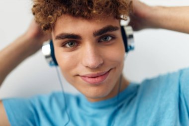 Kulaklık takan garip adam. Müzik duyguları. Yaşam tarzı değiştirilmemiş.