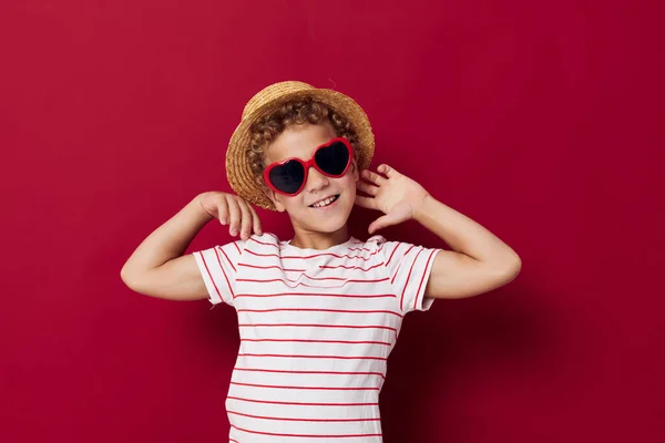 Petit garçon portant des lunettes de soleil et chapeau posant mode style enfants — Photo