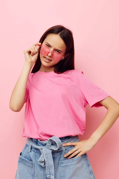 Jovem otimista em uma camiseta rosa roupas casuais Estilo de vida inalterado — Fotografia de Stock