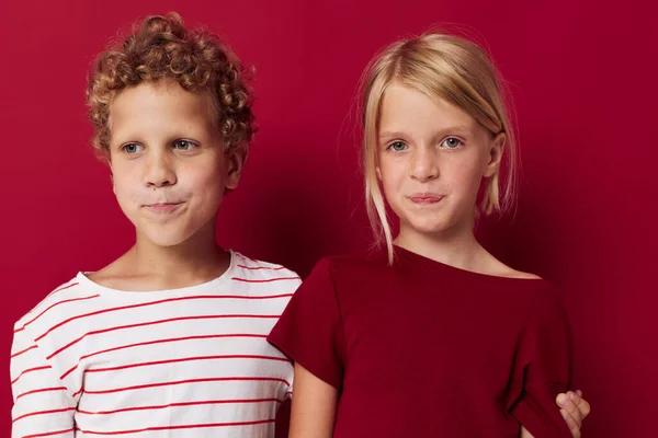 매일 붉은 옷을 입고 있는 귀여운 어린이의 모습 — 스톡 사진