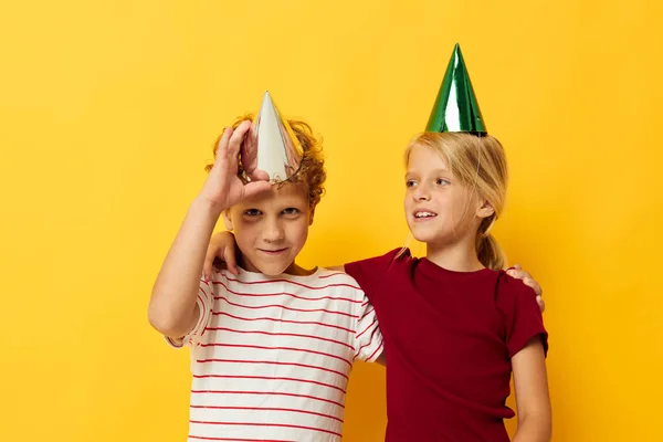 Deux enfants joyeux plaisir anniversaire vacances émotions fond isolé — Photo