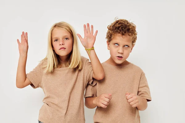 소년 과 소녀는 아무런 변화가없는 어린 시절에 양손을 잡고 몸짓을 한다 — 스톡 사진