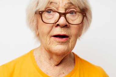 Emekli yaşlı kadın sağlık yaşam tarzı gözlük tedavisinin yakın plan fotoğrafı.