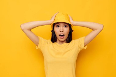 Çekici, Asyalı genç bir kadın stüdyo el hareketi, değiştirilmemiş arka plan.