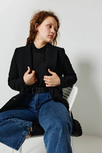 Retrato de uma jovem mulher elegante estilo blazer preto posando Estilo de vida inalterado — Fotografia de Stock