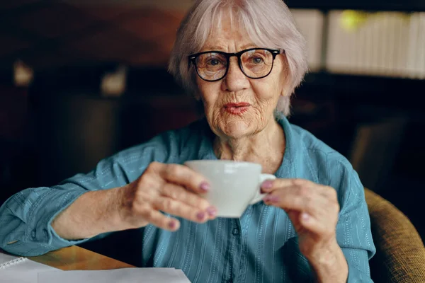Mulher idosa trabalhando na frente do laptop monitor sentado mulher aposentada conversando inalterado — Fotografia de Stock