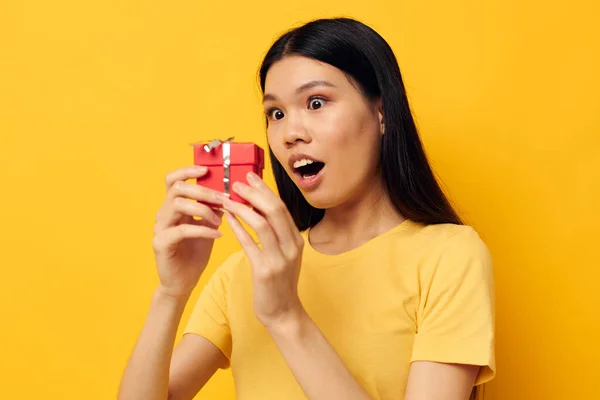 Pretty brunette in a yellow t-shirt holiday gift emotions Lifestyle unaltered — Foto Stock