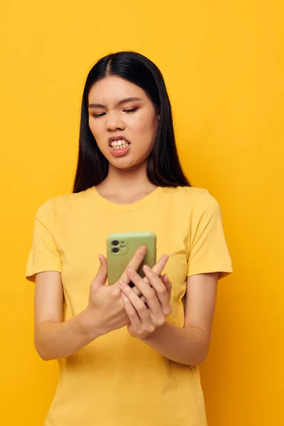 魅力的な若いアジアの女性は、変更されていない電話の感情スタジオモデルで通信します — ストック写真