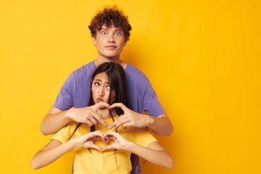 Genç erkek ve kız arkadaşlığı poz stüdyosu değiştirilmemiş arka plan.