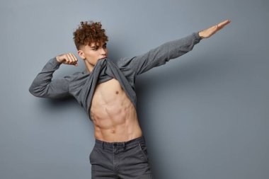 Yakışıklı, genç, seksi, kendine güvenen, soyutlanmış bir geçmişi var.