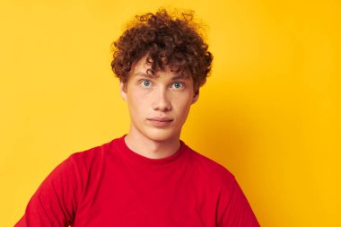 Tatlı kızıl saçlı adam yaz stili modasında izole edilmiş arka plan değiştirilmemiş.