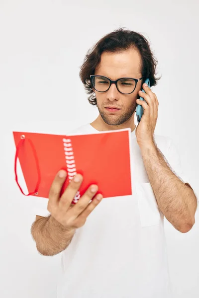 Attractive man red notepad telephone communication Lifestyle unaltered — Stock fotografie