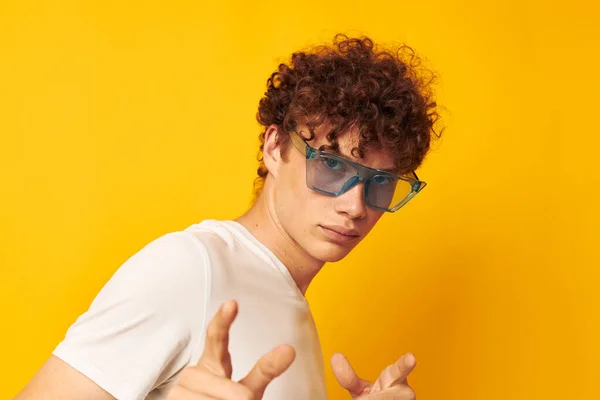 Портрет молодого кучерявого чоловіка Молодіжний стиль окуляри позують ізольований фон незмінний — стокове фото