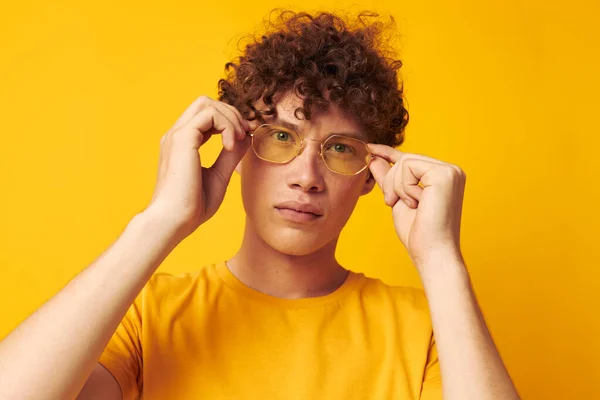 Tipo con pelo rizado rojo gafas de estilo juvenil estudio casual desgaste estilo de vida inalterado — Foto de Stock