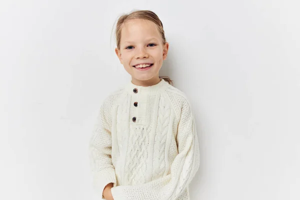 Bambina bianco maglione mano gesti luce sfondo — Foto Stock