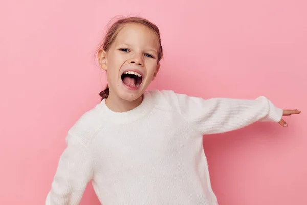 Portret van gelukkig lachend kind meisje gebaar handen emoties grimas geïsoleerde achtergrond — Stockfoto
