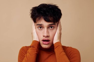 Kahverengi süveter giyen yakışıklı adam kendine güvenen moda yaşam tarzını değiştirmemiş.