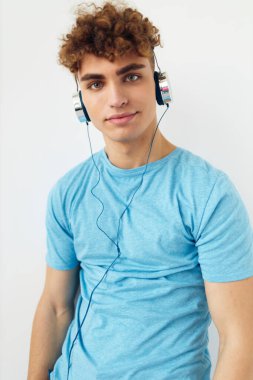 Mavi tişörtlü, sapkın adam kulaklık takıyor, yaşam tarzını değiştirmemiş.