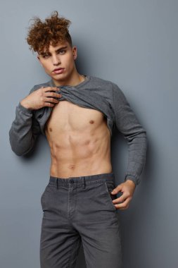 Yakışıklı adam şişirilmiş gövde modeli hayat tarzını değiştirmemiş