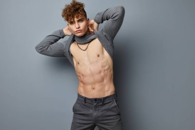 Yakışıklı, genç, seksi, kendine güvenen, soyutlanmış bir geçmişi var.