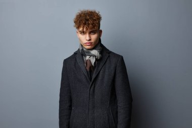 Sapık adam. Siyah ceketli. Modadan soyutlanmış.