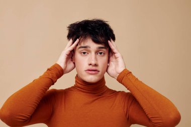 Yakışıklı adam stüdyo modasına uygun kıyafetler modern tarz izole edilmiş arka plan değiştirilmemiş.