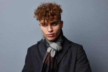 Sapık adam. Siyah ceketli. Modadan soyutlanmış.