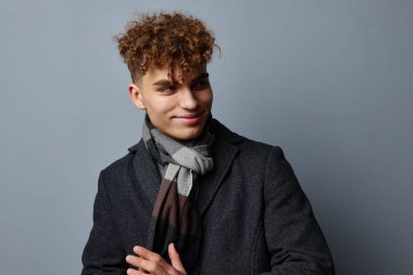 Siyah ceketli şık bir adam modadan soyutlanmış arka plan.