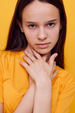 İyimser genç kadın modası sarı tişörtlü kot şortlu izole edilmiş arka plan