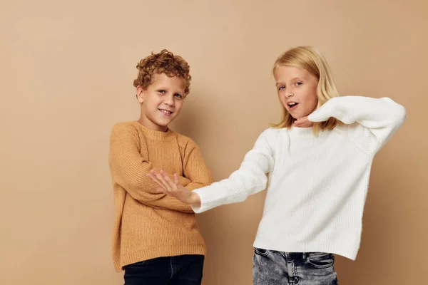 Portret van leuke kinderen knuffel entertainment poseren vriendschap geïsoleerde achtergrond — Stockfoto