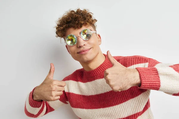 Cheerful guy with curly hair in stylish glasses posing — Stockfoto