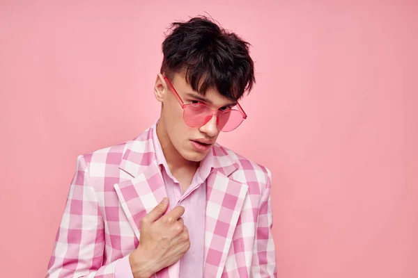 Retrato de un joven hombre de color rosa chaqueta a cuadros de moda de estilo moderno Estilo de vida inalterado — Foto de Stock