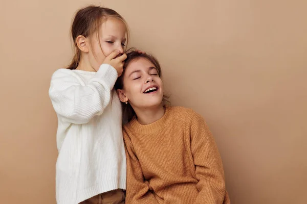 Dos lindo niñas abrazo amistad beige fondo — Foto de Stock