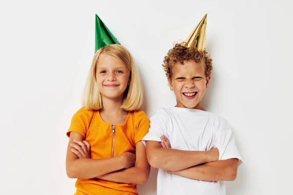 Retrato de niños lindos con gorras en su cabeza entretenimiento de vacaciones fondo claro —  Fotos de Stock