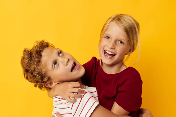 옆에 서 있는 귀여운 아이들의 모습, 어린 시절의 감정을 노란 배경으로 그린 그림 — 스톡 사진