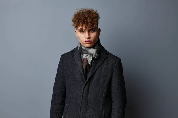 Siyah ceketli şık bir adam modadan soyutlanmış arka plan. — Stok fotoğraf