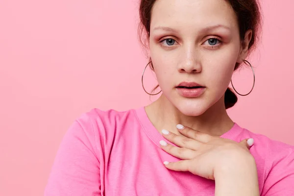 Elegante ragazza adolescente modello in una t-shirt rosa moda giovanile isolato sfondo inalterato — Foto Stock